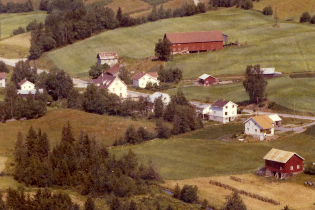 Bilde av grenda Volla i Lunner kommune på Hadeland fra 1966. Den røde låven tilhørte Volla gård.