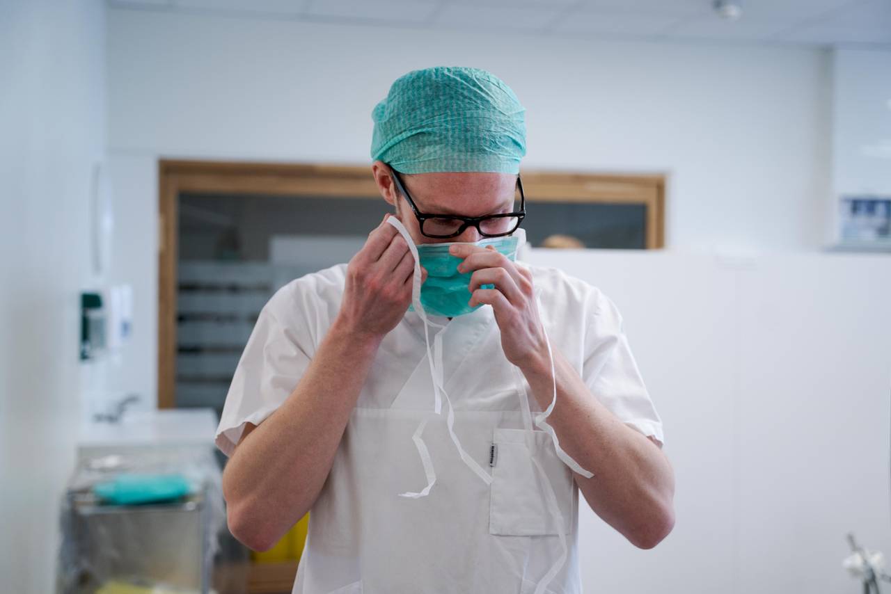 Andreas tar på seg munnbind.