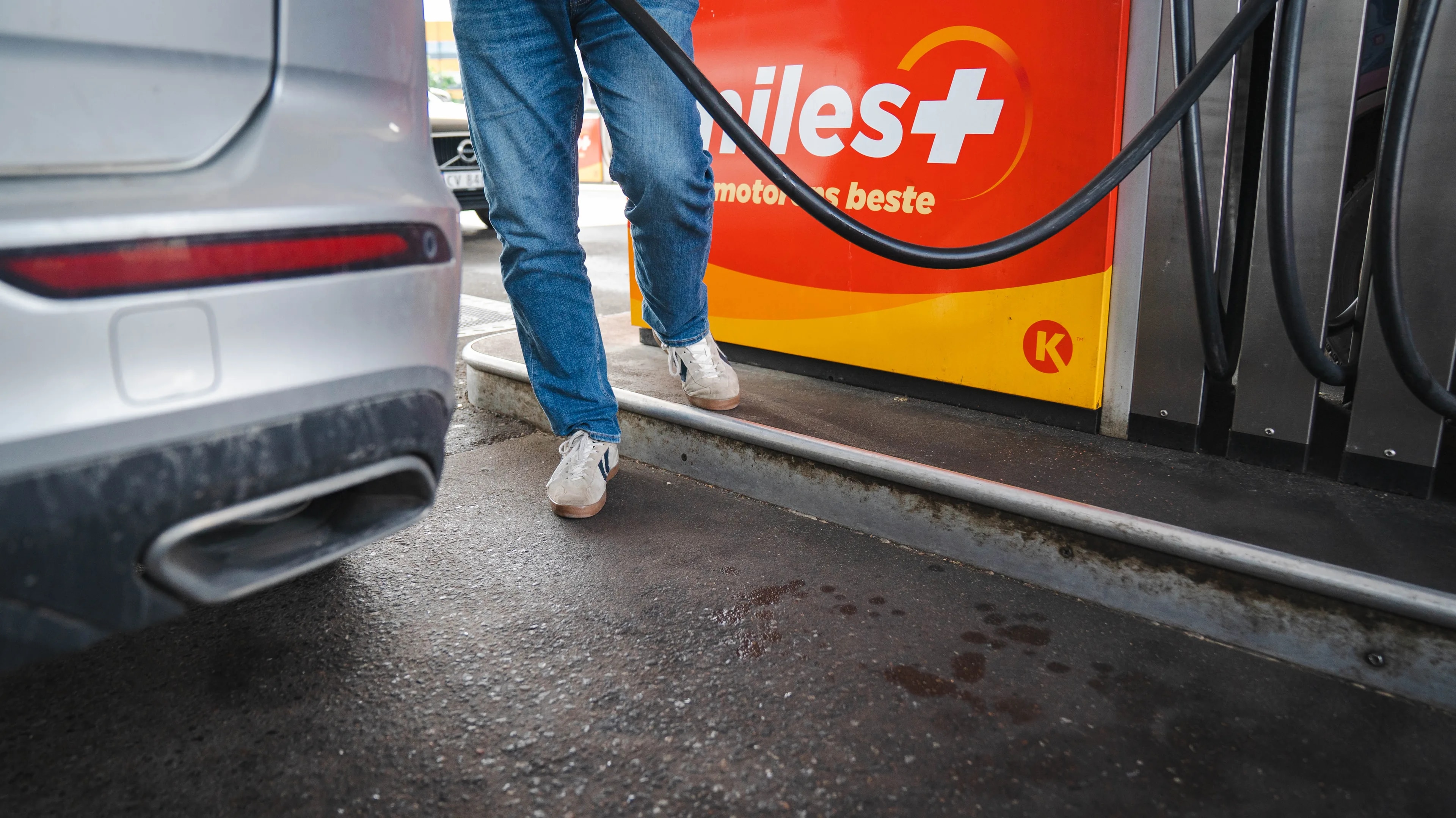 Person fyller drivstoff på bil ved en Circle K-stasjon
