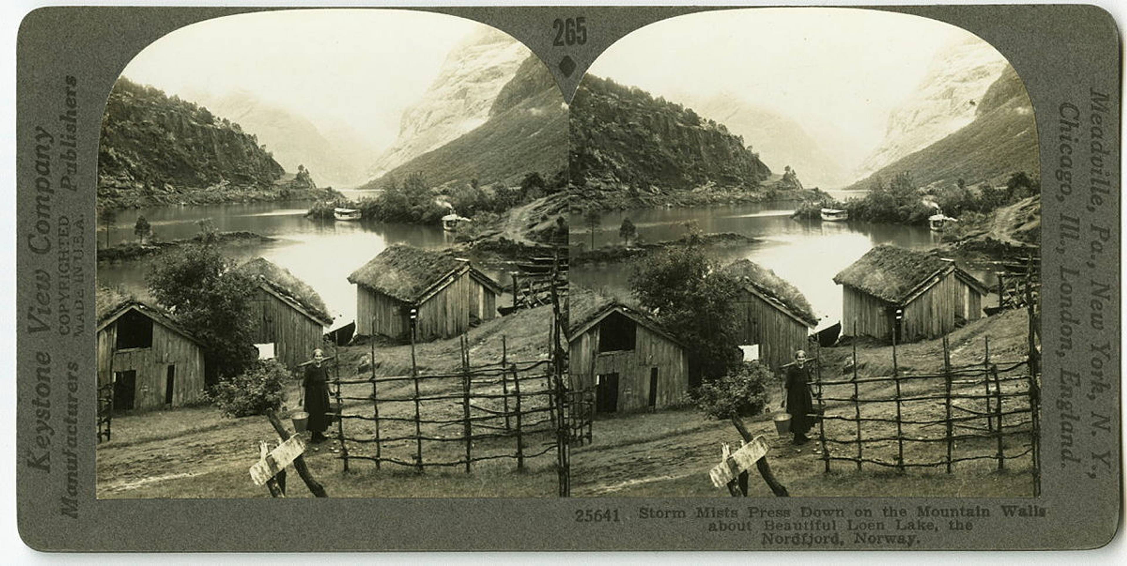 I dei små tettstadane ved sjøen ligg gjerne nausta vegg i vegg med store og små sjøbuer, bryggjer, notbuer, notheng, barkebogar, torvhus og fjæremannsbogar.