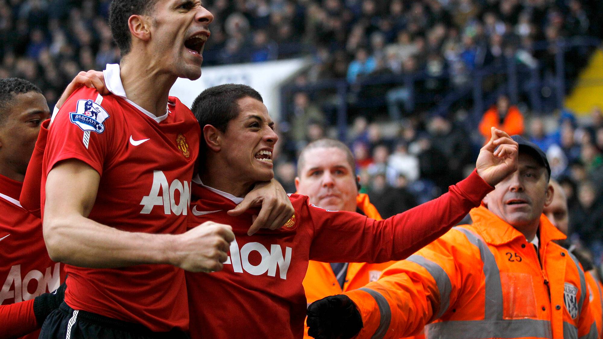 Manchester United-spillere jubler etter scoring på en fotballstadion med publikum i bakgrunnen. (Bildebeskrivelsen er laget av en KI-tjeneste)