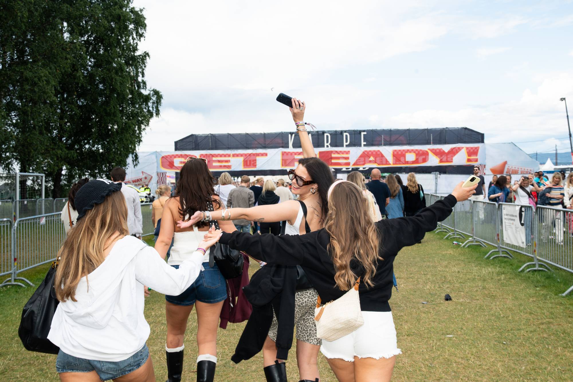 Gjester på vei inn til Karpe World