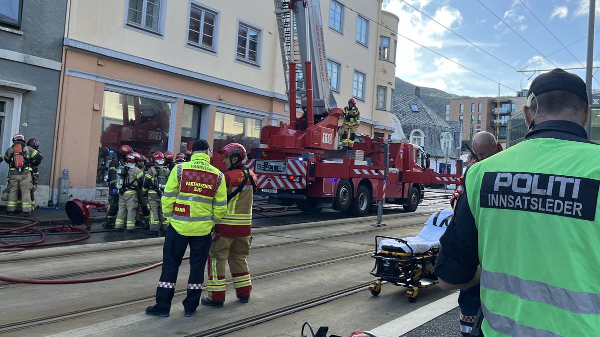 Røyk veltar ut av bygg i Bergen