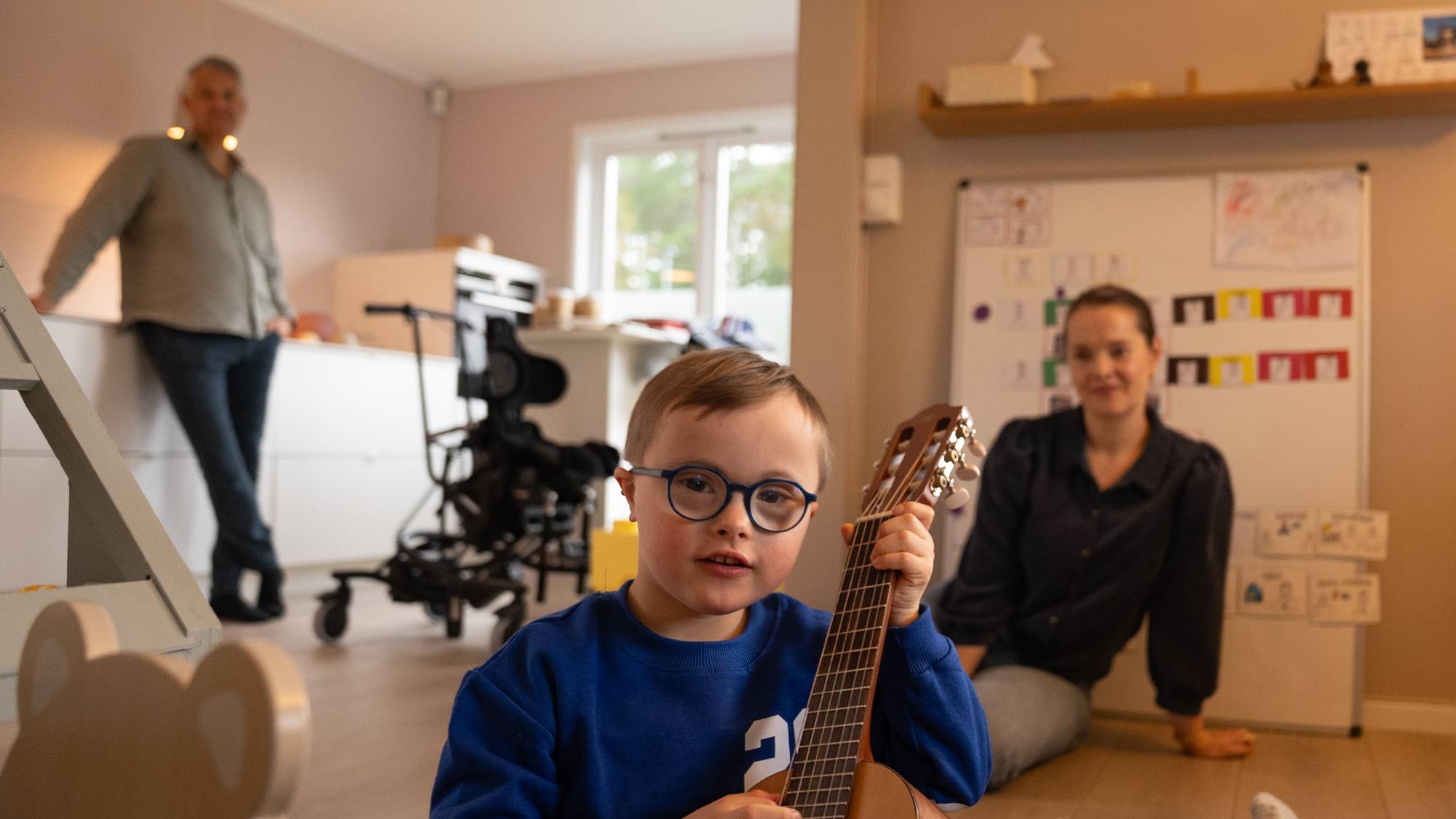 Barn med gitar. 