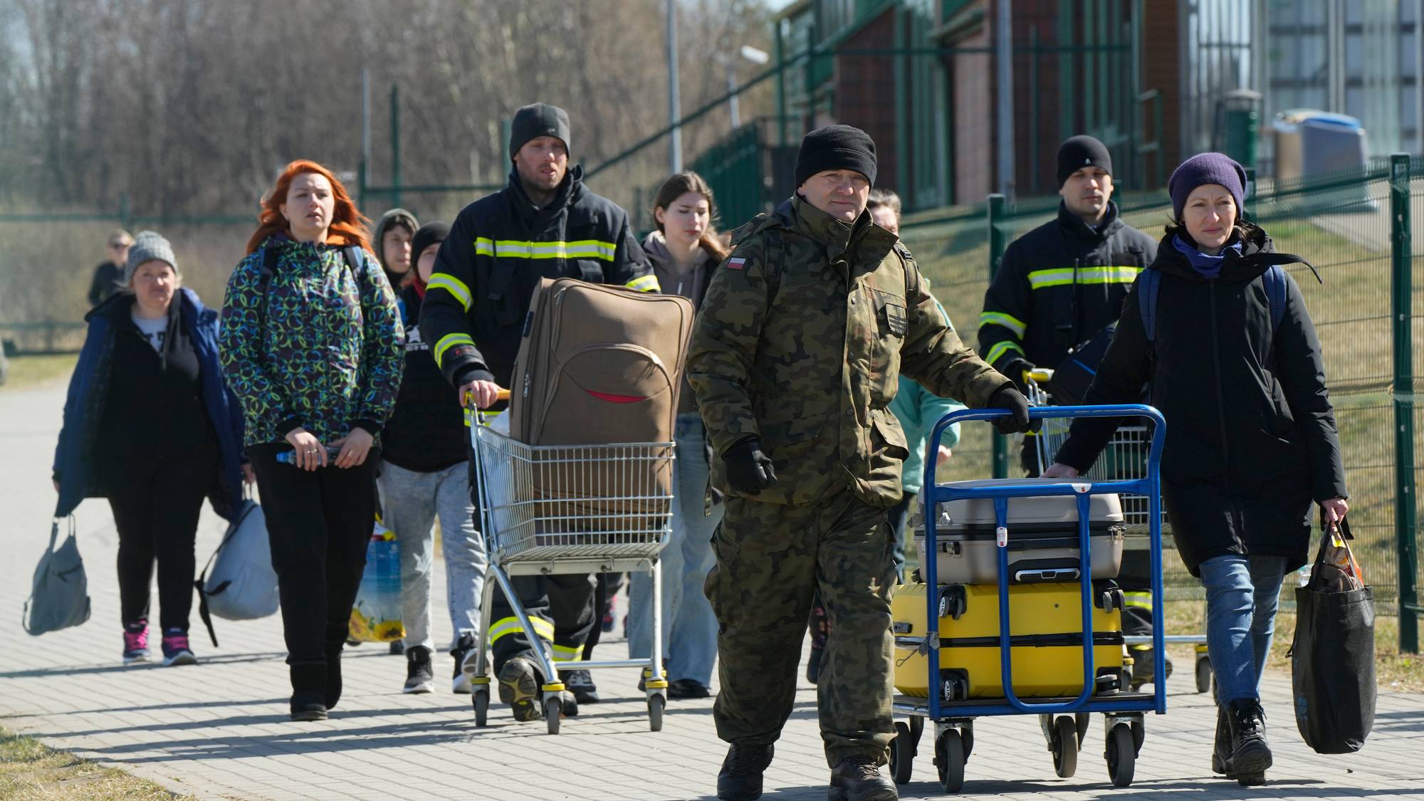 Украинские беженцы последние новости. Беженцы с Украины. Украинские беженцы в Брюсселе. Война на Украине беженцы. Украинские беженцы Таймс.