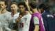 Paul Childs / REUTERS,NTB Fotballspiller fra England med nummer 26 på drakten får støtte fra lagkamerater på banen. (Bildebeskrivelsen er laget av en KI-tjeneste)