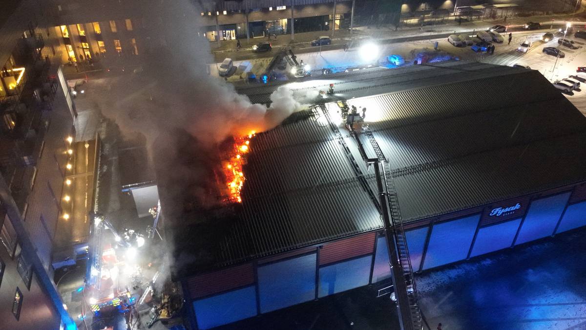 Rundt 70 menneske var i idretts­hallen då det byrja å brenna