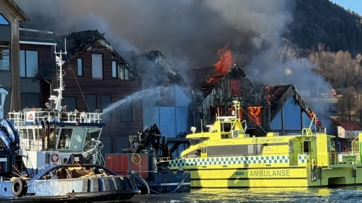 Brann på Tysnes ute av kontroll - sju av åtte næringsbygg har tatt fyr