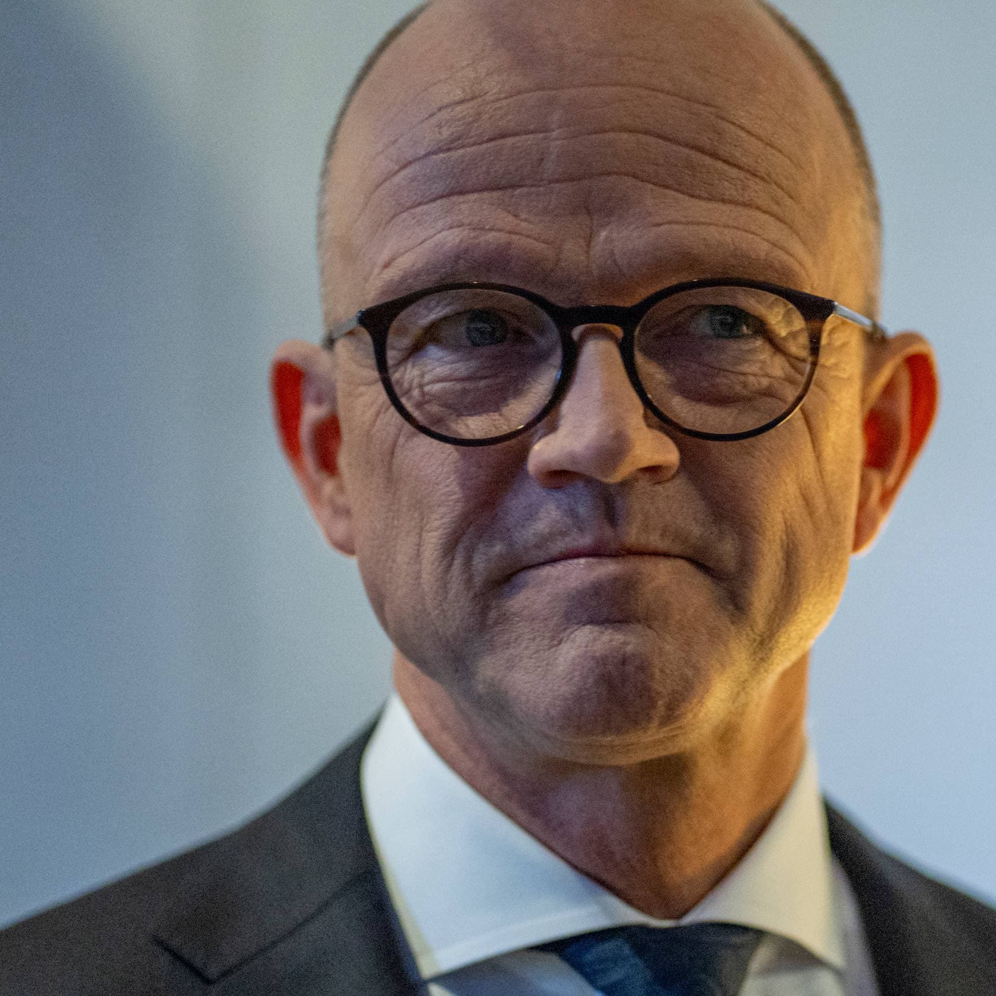 Bildet viser en mann iført dress og skjorte, som ser mot kameraet. (Bildebeskrivelsen er laget av en KI-tjeneste)