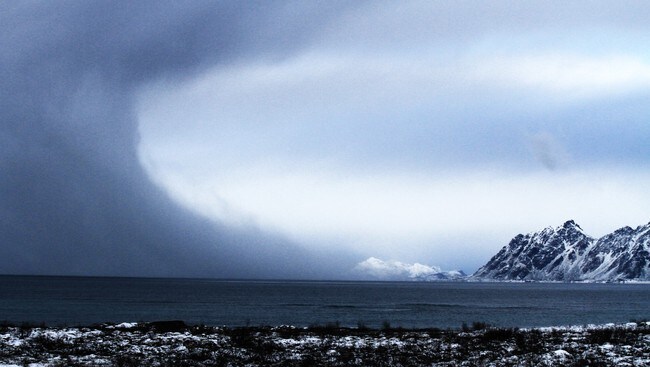 Polart lavtrykk over Lofoten