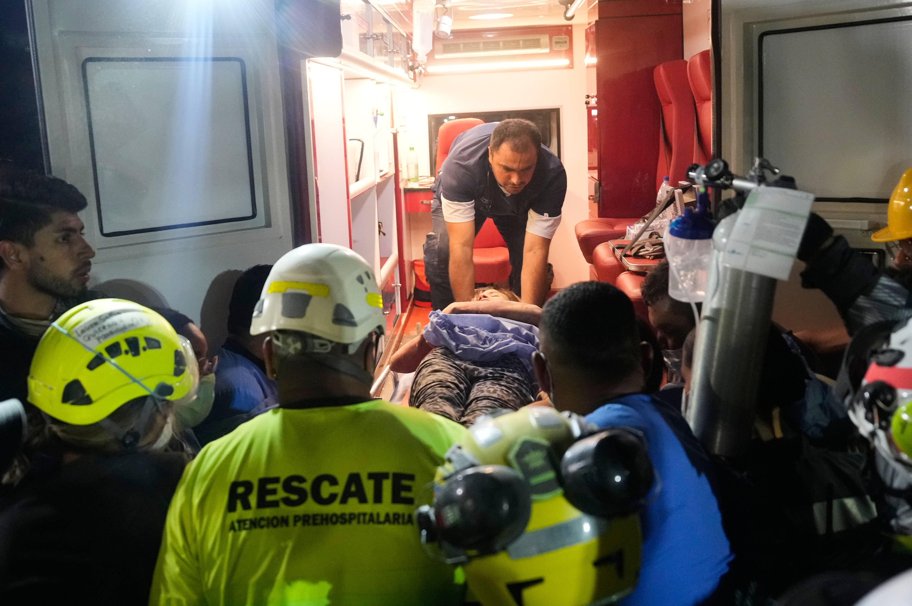 Redningsmannskaper hjelper en pasient inn i en ambulanse. (Bildebeskrivelsen er laget av en KI-tjeneste)