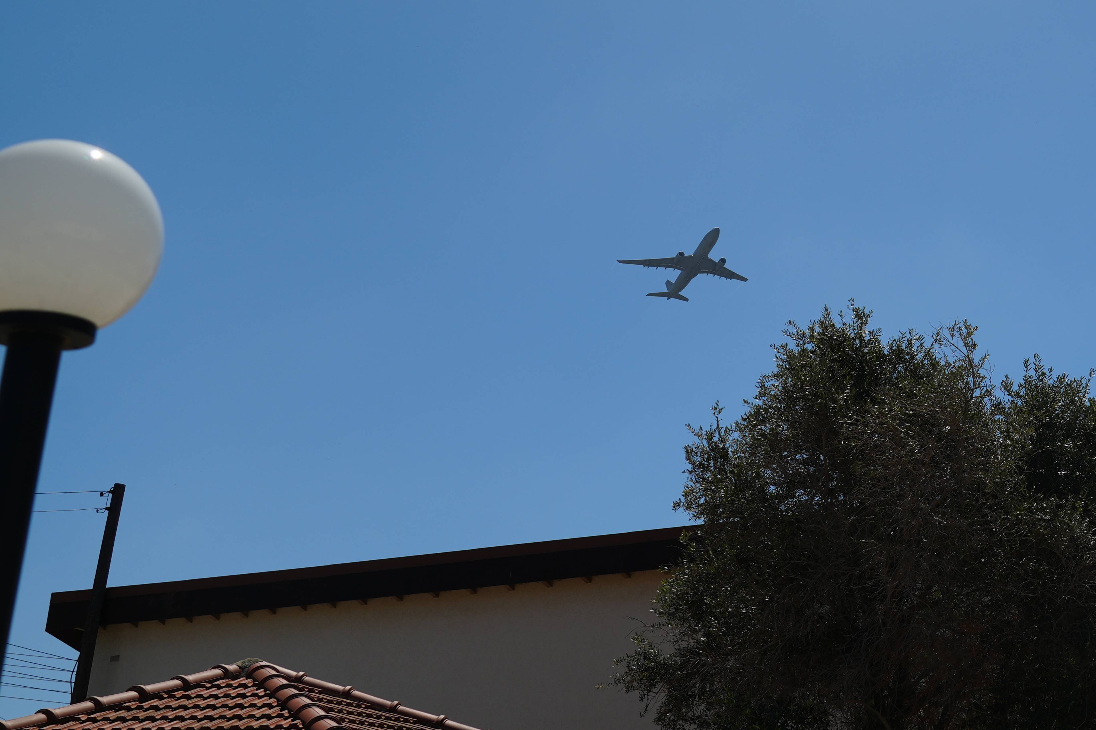 Ett fly flyr over på himmelen