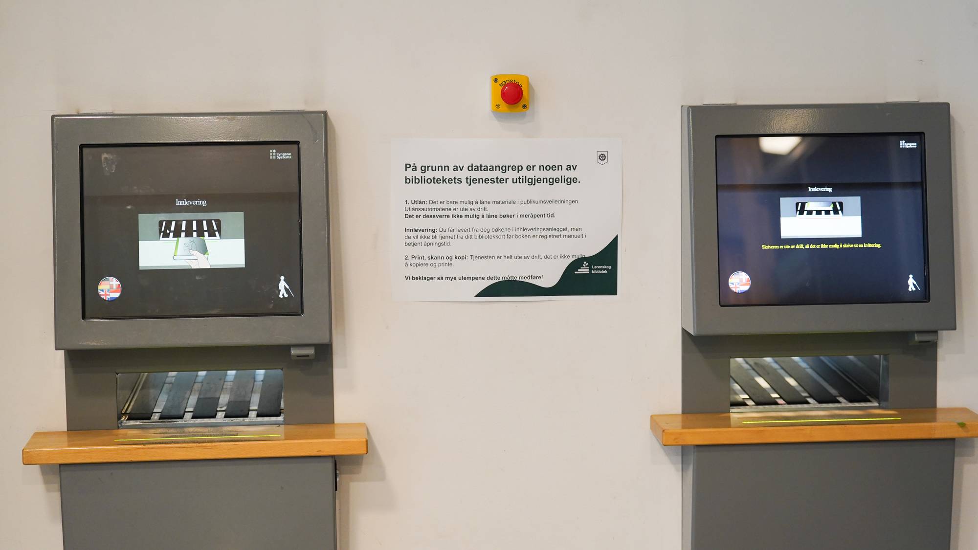 plakat om dataangrep står ved innleveringsautomater til bibliotek 