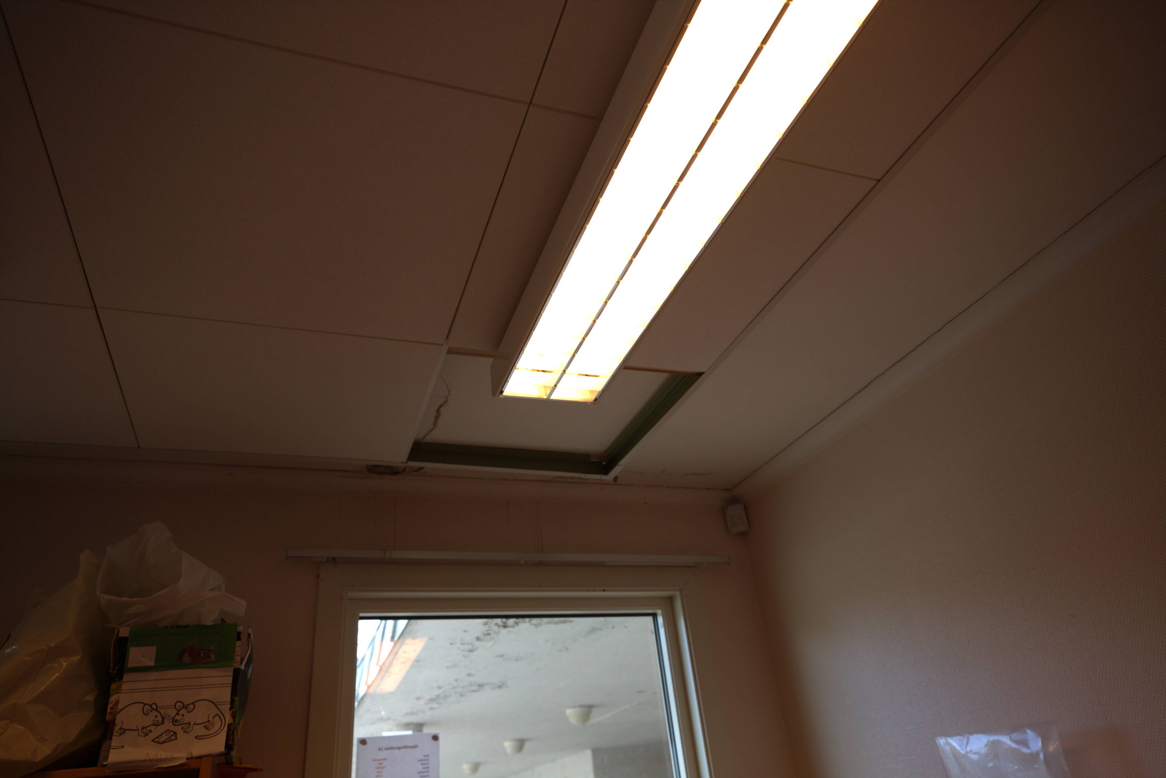 Bilde av skolebygg som skal rives.