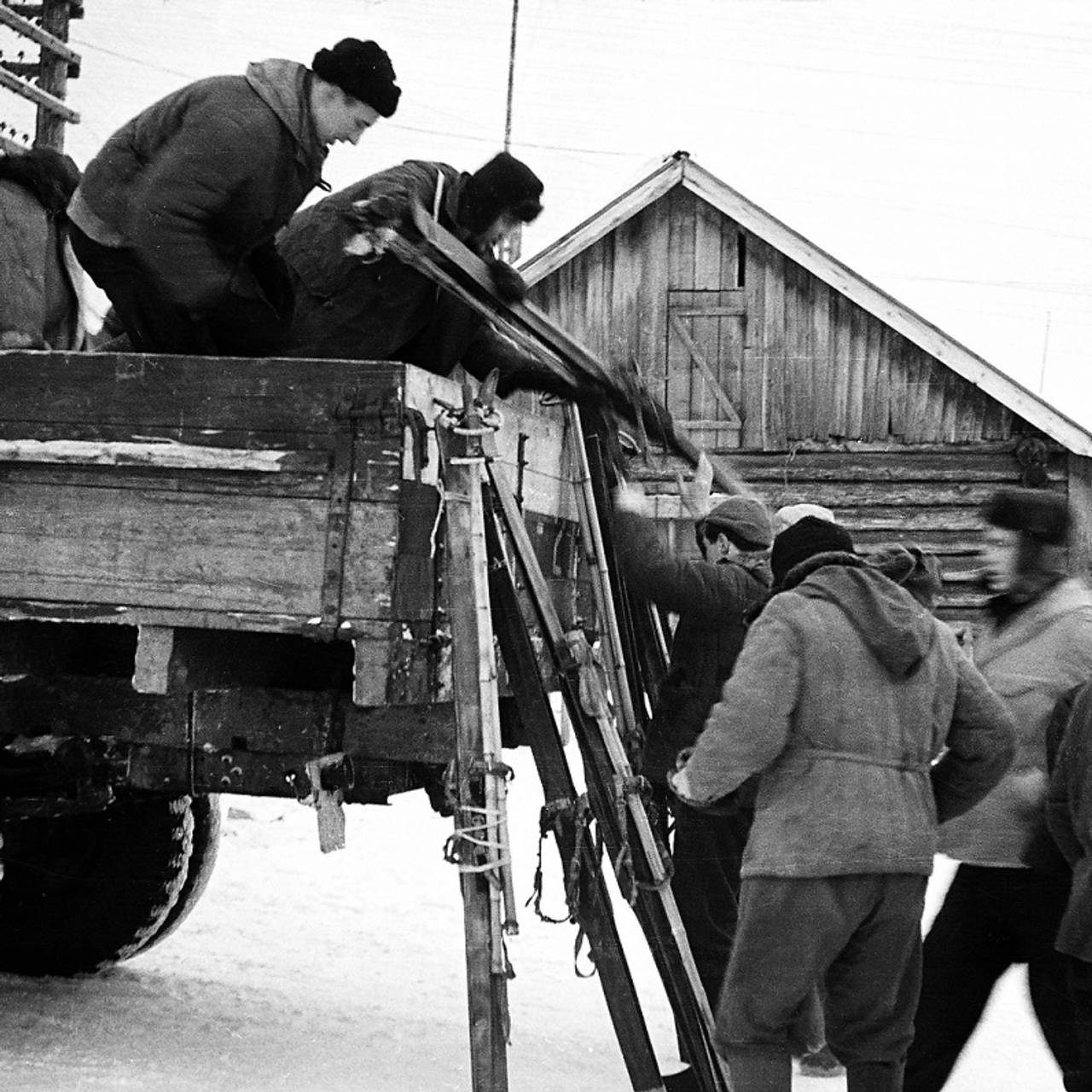 Studentene sitter på lastebil