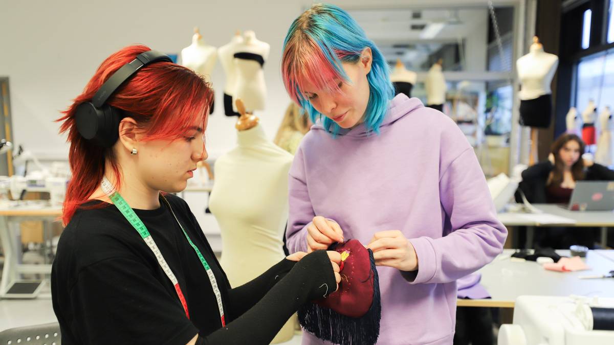 Resirkulerte plastklær bugner i butikkene: Kan være helse- og miljøfarlig