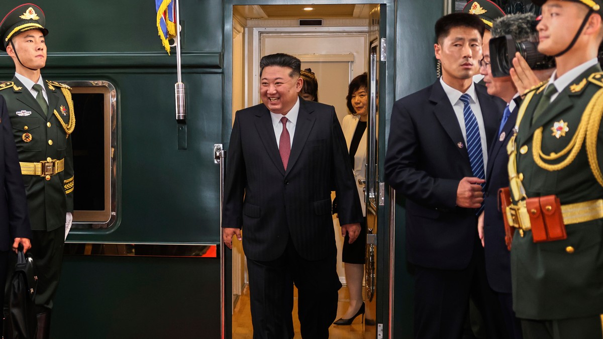 Putin og Xi møtes i Beijing: Styrker bånd, kritiserer Vesten