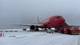 写真:Joakim Reigstad / Nrk 雪の滑走路の赤い飛行機