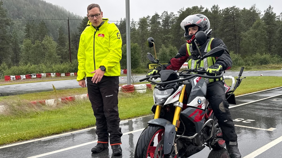 Ber fleire motorsyklistar kle seg i gult
