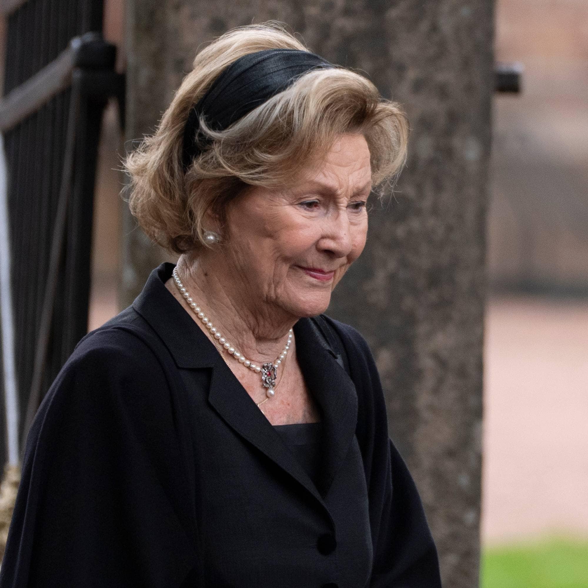 Kongefamilien med kong Haakon, kronprinsesse Ingrid Alexandra, prins Sverre Magnuns og dronning Sonja i sørgegudstjeneste i Asker kirke søndag.