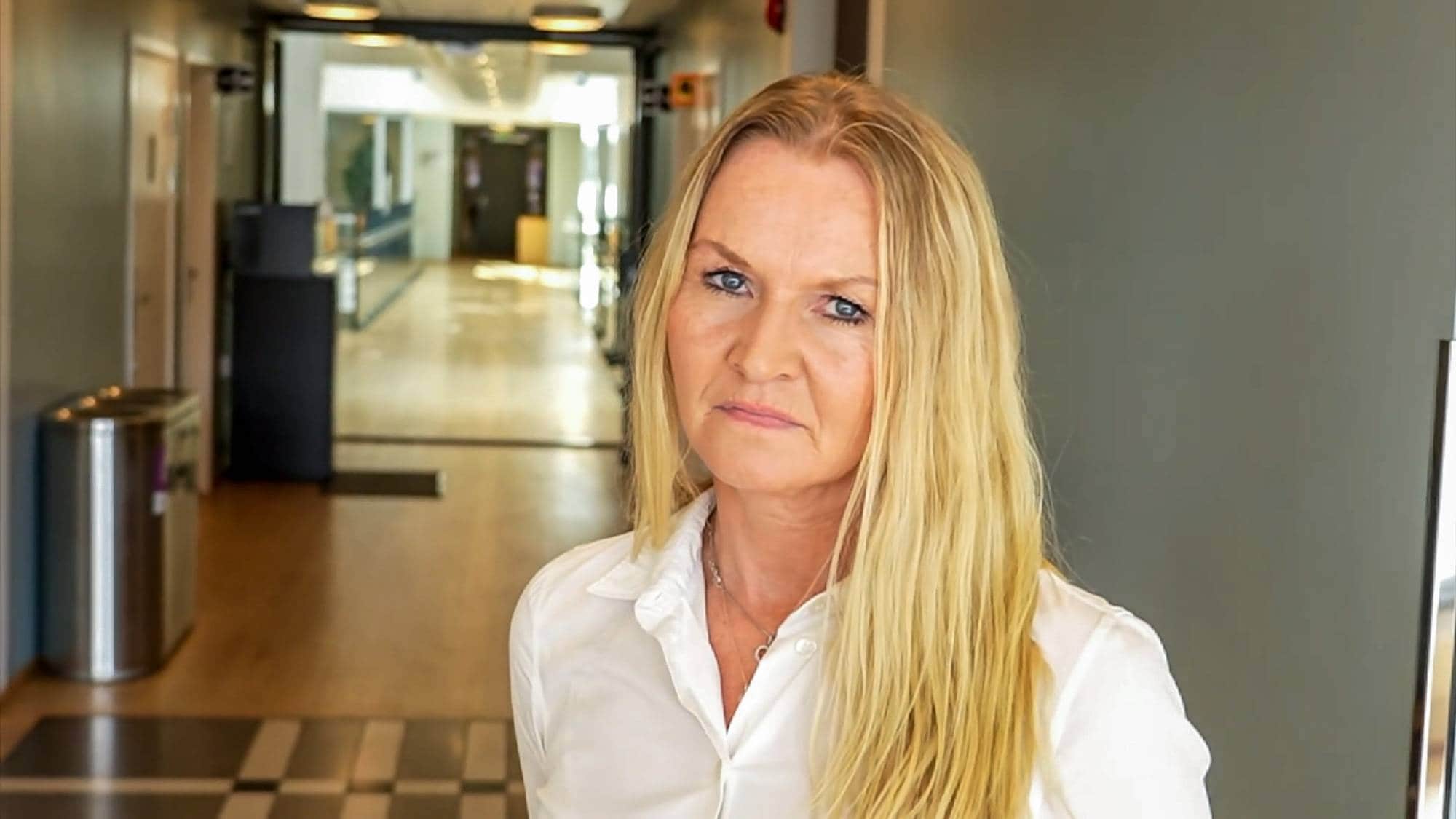 Dame i kvit skjorte 
