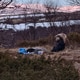 Erling Andre Solbakken Leine / Privat Bilde av en moskus ute i naturen som står ved siden av et område med sovepose liggende på bakken.