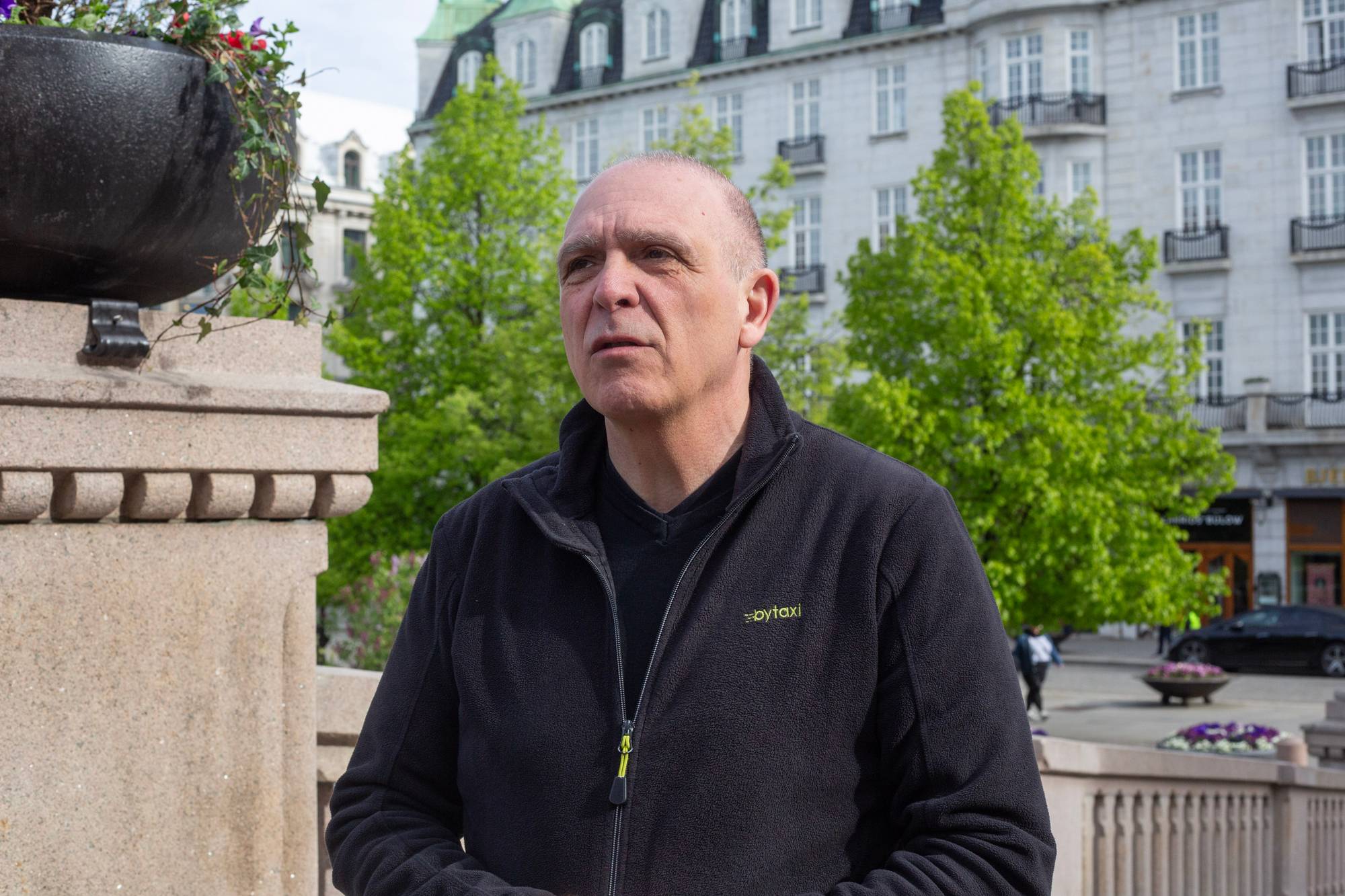 Sak om taxinæringen i Oslo, flere taxier står parkert i byens gater.