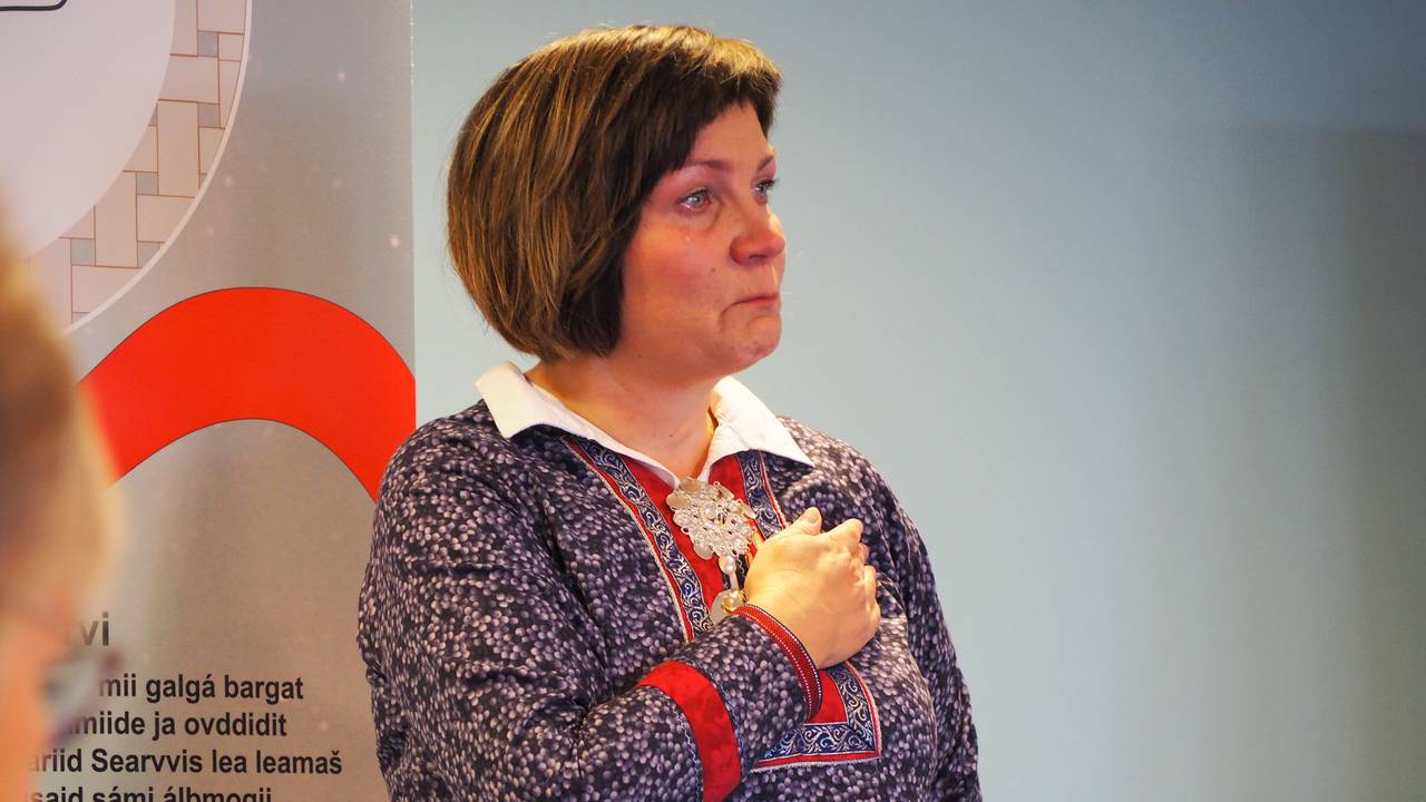 Aili Keskitalo svært beveget mens hun åpent forteller om sin sykdomshistorie