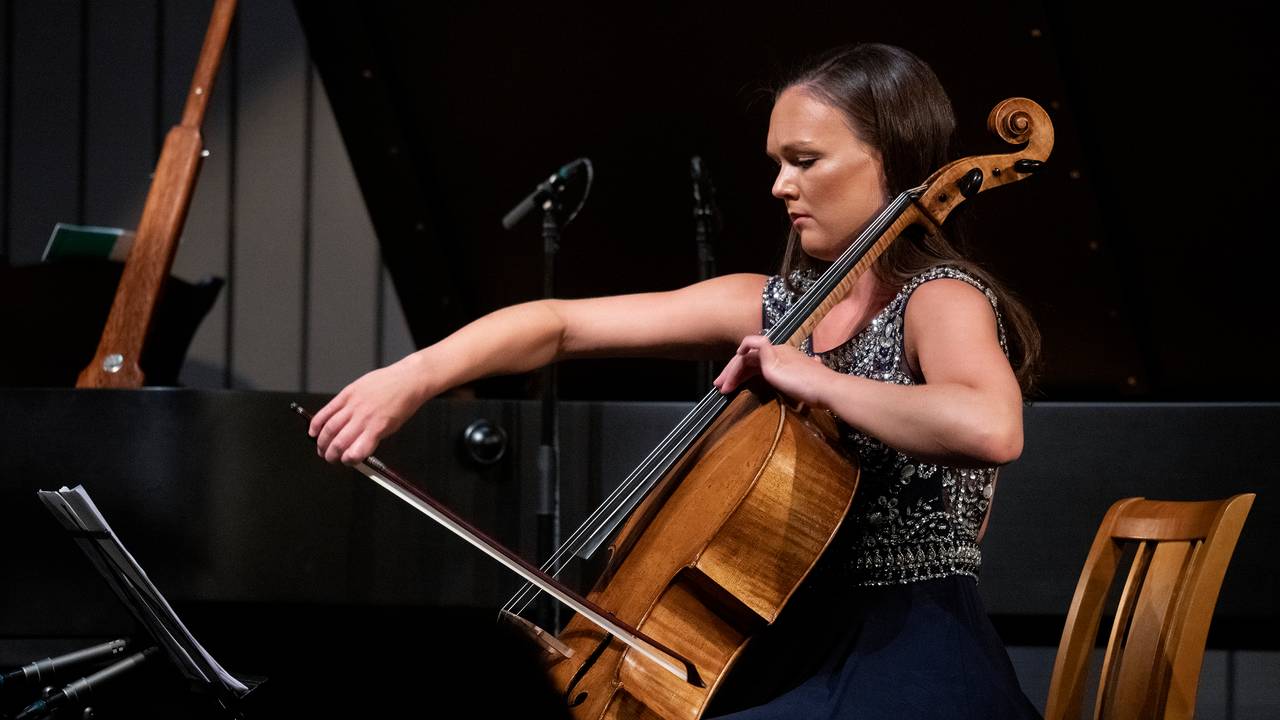 Sandra Lied Haga (cello) under en konsert på Rosendal kammermusikkfestival 2021 den 6. august. Stykket som ble fremført var Antonín Dvořák: Pianotrio nr. 4 i e-moll, op. 90 «Dumky».