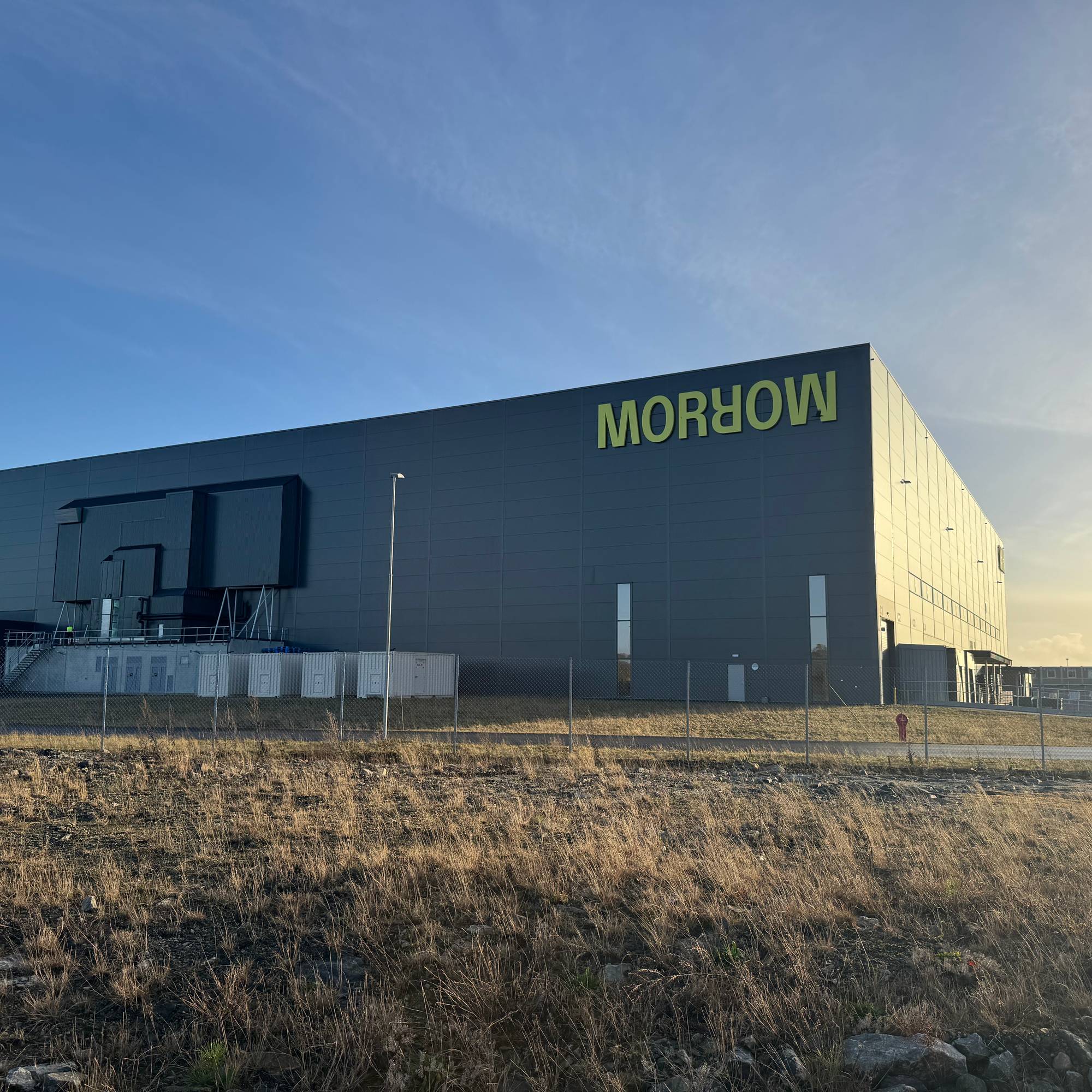 viser et stort grått bygg