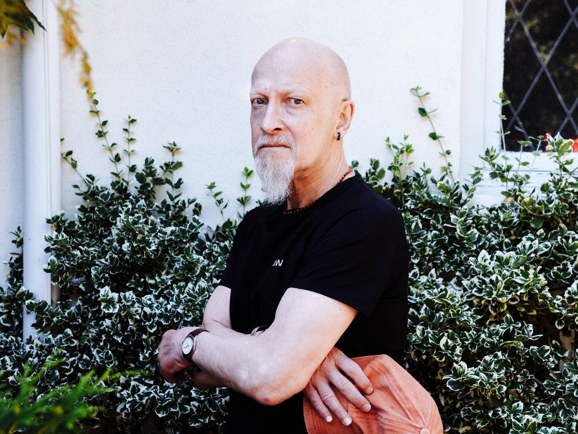Bilde av Lars Saabye Christensen foran en hvitt vegg.