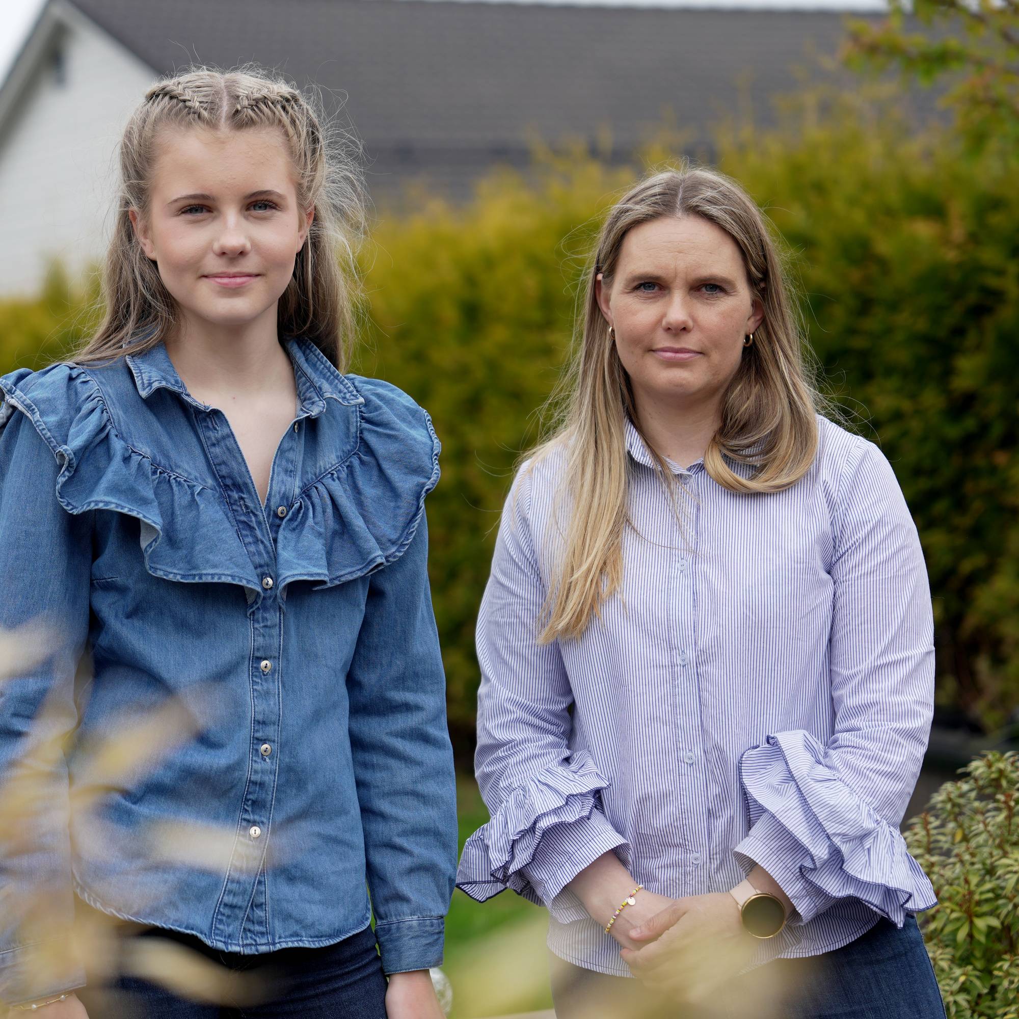 Portrett av Maren Villanger Rosenlund (t.h) og datteren i hagen. 