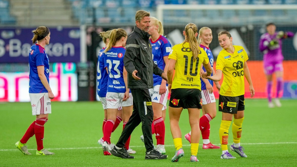Fotballspillere i gule og blå drakter står på en gressbane. En mann i svart jakke og bukse står midt blant spillerne. En spiller med draktnummer 10 gir hånd til en annen spiller. I bakgrunnen sees tribuner og reklameskilt. (Bildebeskrivelsen er laget av en KI-tjeneste) FOTO: Terje Bendiksby/NTB