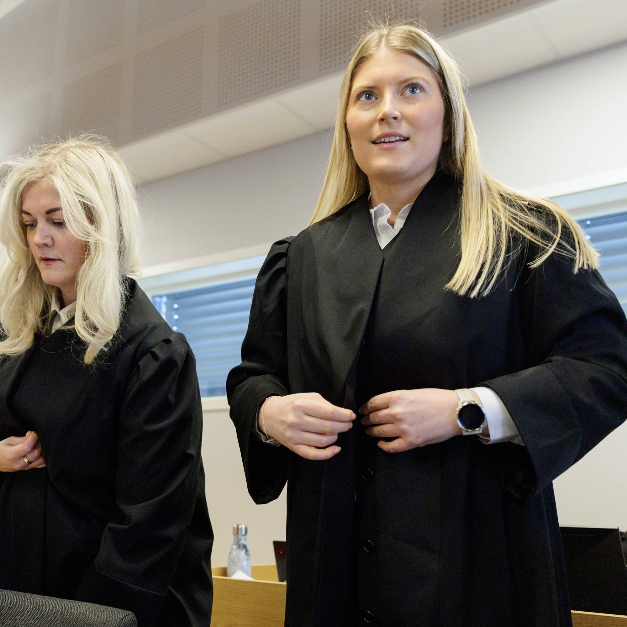 To kvinner i svart bekledning