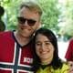 Shilan Sari / NRK en mann og en kvinne med hjelm (Bildebeskrivelsen er laget av en KI-tjeneste)