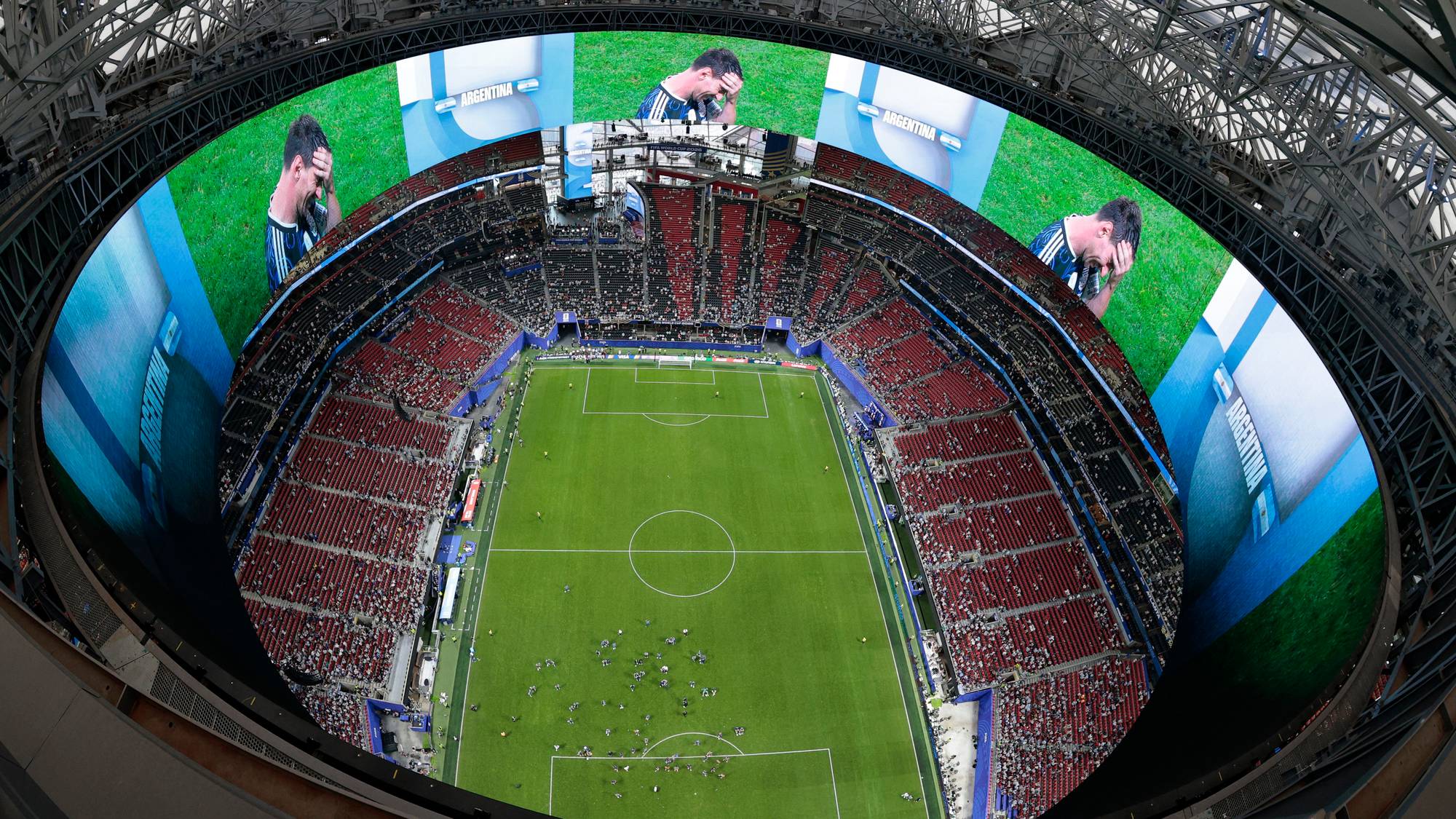 En mega fotballstadion sett ovenfra