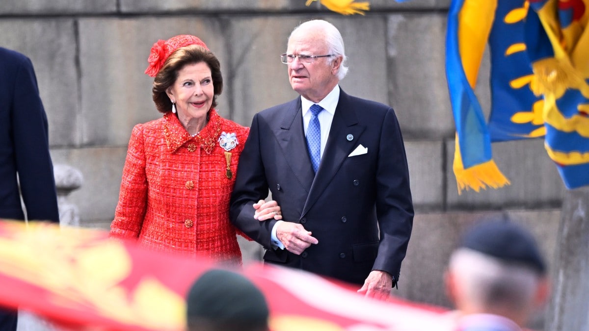 TV 2: Den svenske kongefamilien hilser – Det svenske hoffet følger med på opplysningene om kong Haralds helsetilstand. Vår kongefamilie har tett kontakt med den norske kongefamilien og gir sin fulle støtte, skriver det svenske kongehuset i en e-post til TV 2