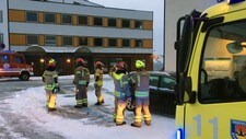 Brannvesenet i Brønnøy har hatt flere oppdrag så langt i dag. Her jobber de med å sikre fasaden på et bygg i sentrum.