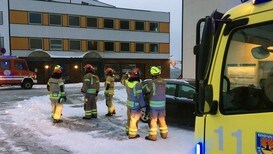 Brannvesenet i Brønnøy har hatt flere oppdrag så langt i dag. Her jobber de med å sikre fasaden på et bygg i sentrum.