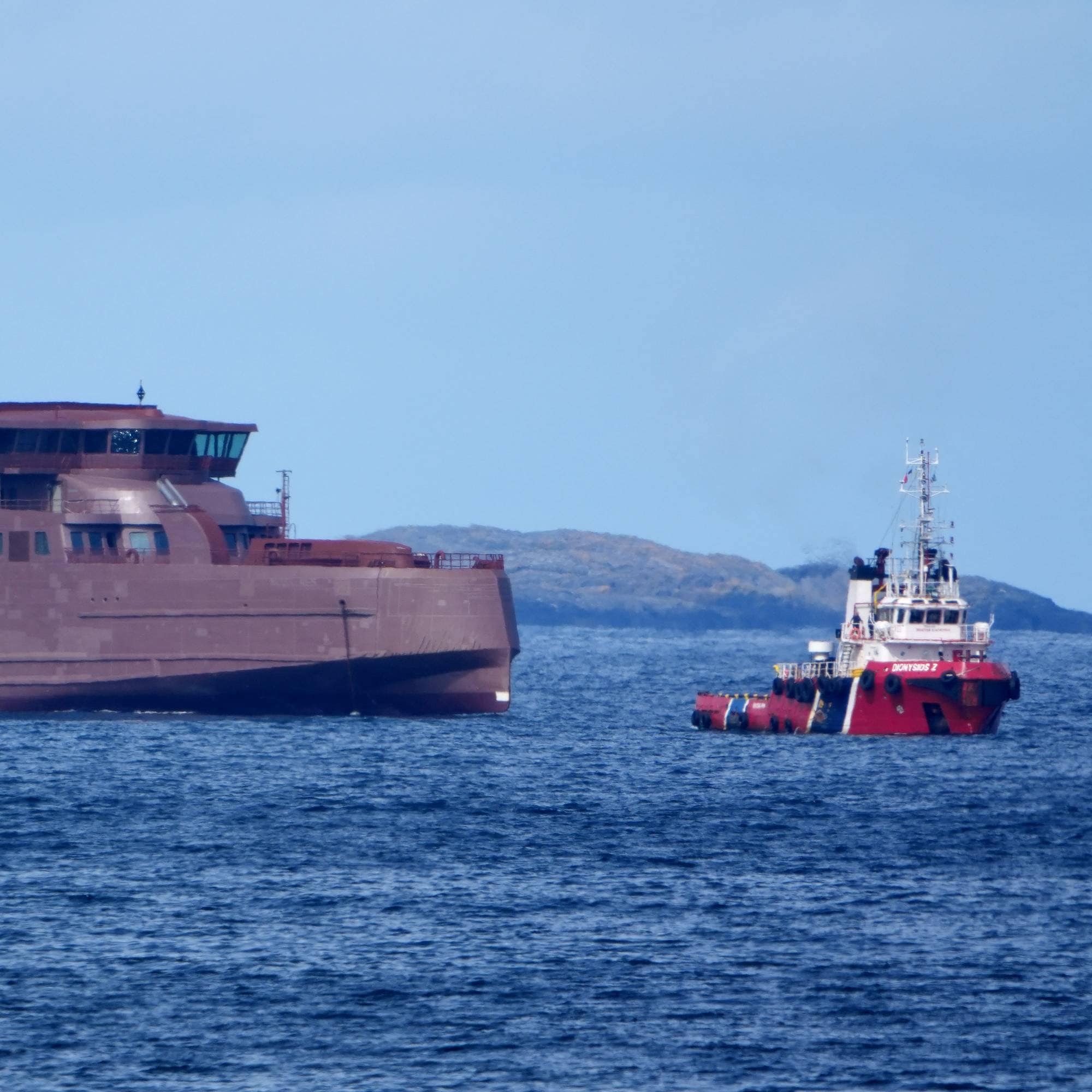 
Hydrogenferge under slep til Myklebust verft. Skroget skal utrustes der, og gå i trafikk mellom Bodø og Lofoten. Ferga eies av Torghatten, og blir den første som skal gå over Vestfjorden på hydrogen.