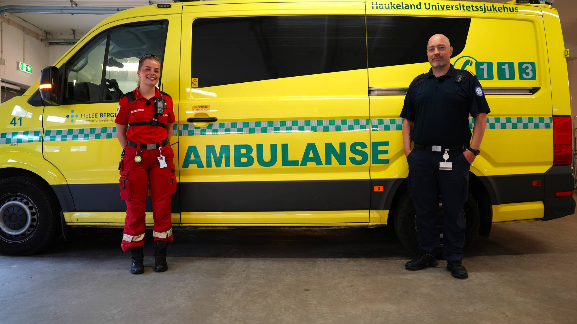 Dame og mann står foran en ambulanse