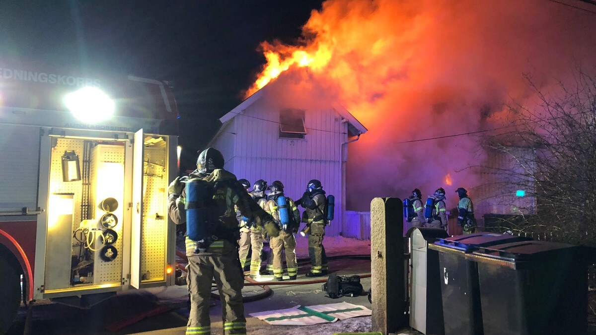 Alle reddet ut av brennende hus