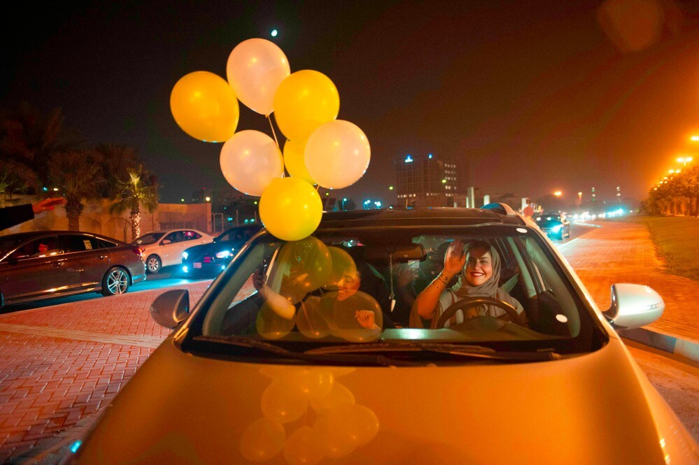 Første kvinner kjører bil i Saudi-Arabia