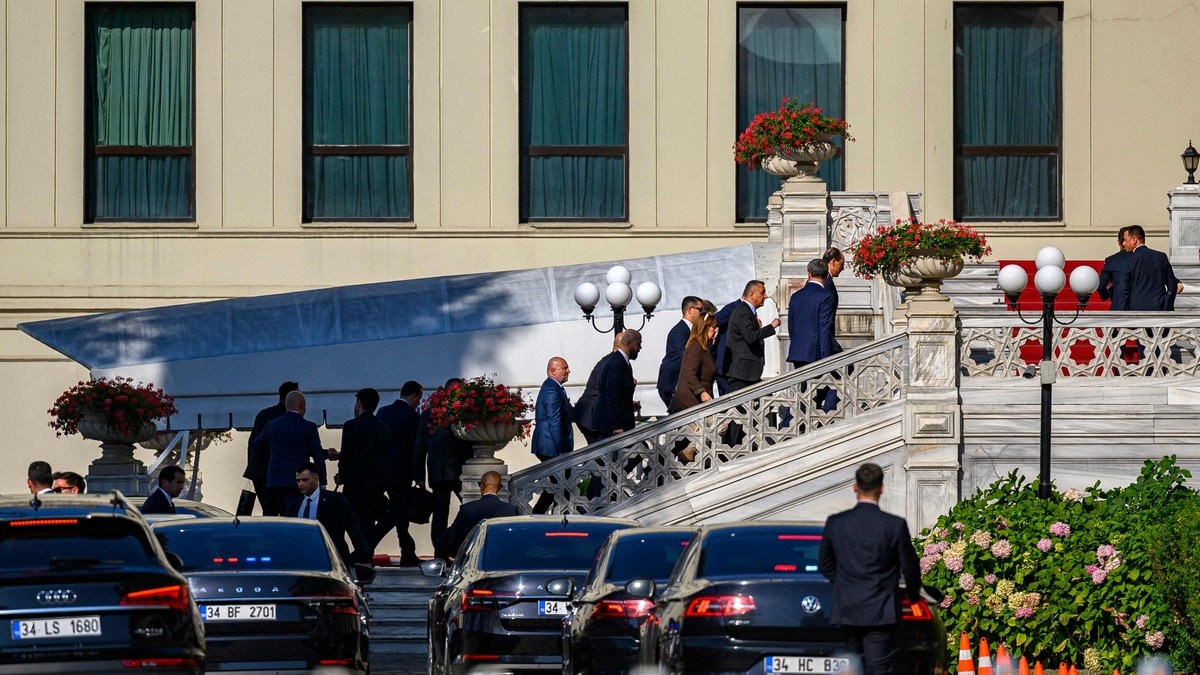 Russisk og ukrainsk delegasjon snakkar saman i Istanbul: – Ingen ventar at det skal bli lett