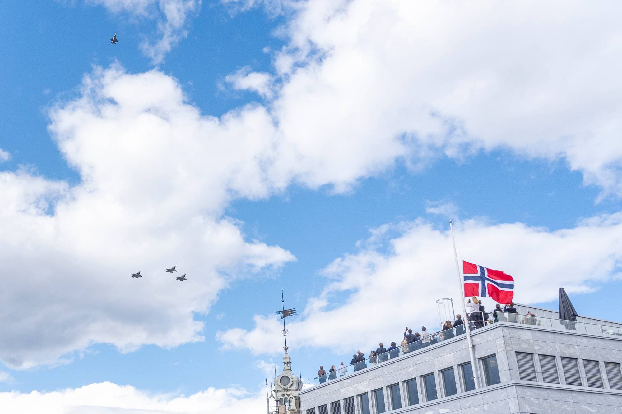 Fire jagerfly utfører formasjonen "Missing man" i forbindelse med kong Haralds gravferd