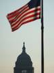 WIN MCNAMEE / GETTY IMAGES NORTH AMERICA,NTB Bilde av det amerikanske flagget som vaier i forgrunnen, med USAs nasjonalkapitol i bakgrunnen. Flagget er delvis uskarpt, mens kapitolbygningen er tydelig synlig i silhuett. Omgivelsene er klart himmelske, noe som gir kontekst til den politiske betydningen av stedet. Bildet viser en rolig atmosfære med fokus på nasjonal identitet. (Bildebeskrivelsen er laget av en KI-tjeneste)
