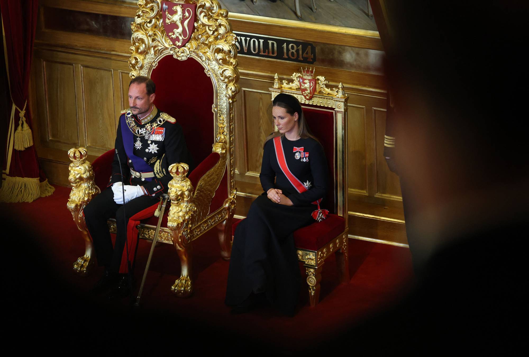Kong Haakon og kronprinsesse Ingrid Alexandra sitter i tronstolen og kronprinsesse-stolen i stortingssalen