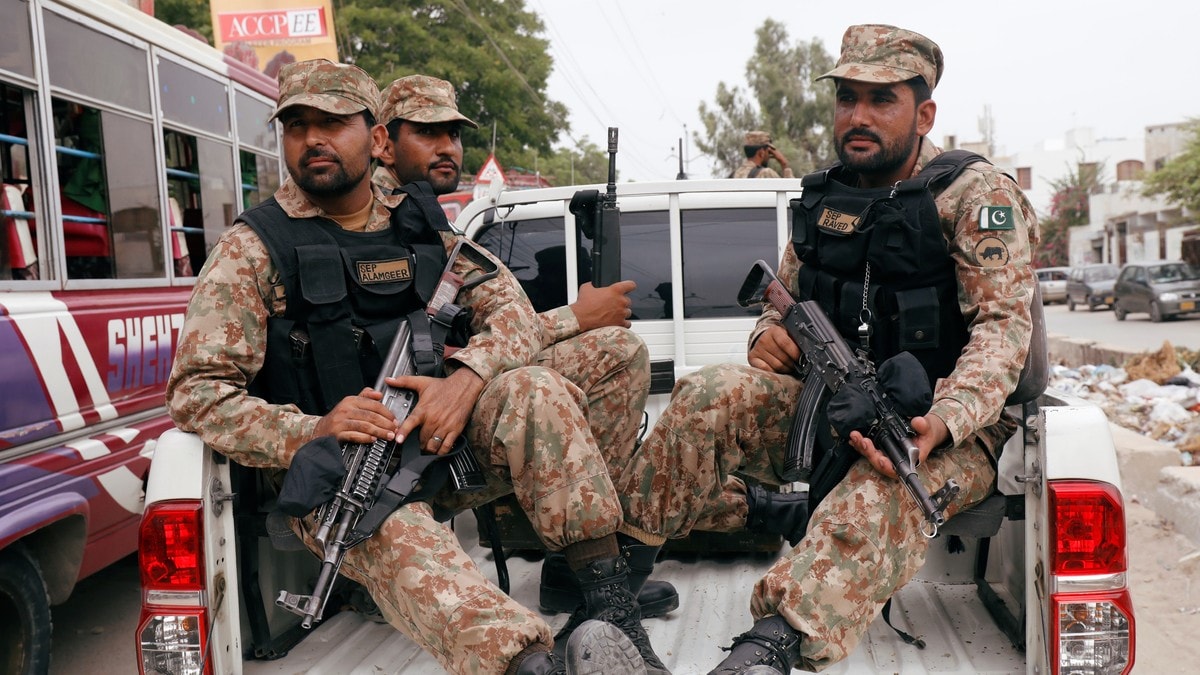 Tusenvis av soldater vokter valglokalene i Pakistan