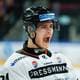 Jonas Been Henriksen / NTB En ishockeyspiller med hjelm og ansiktsbeskyttelse jubler med åpen munn. Spilleren har en hvit drakt med logoer. Bakgrunnen er utydelig, men viser et ishockeyanlegg. (Bildebeskrivelsen er laget av en KI-tjeneste)