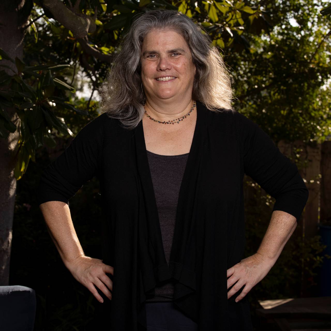 Andrea Ghez, professor i Astrophysics på Universitet i California, Los Angeles, poserer i bakgården i forbindelse med nobelprisen 2020